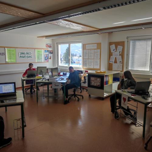 Schülerinnen und Schüler beim Besuch der PTS Reutte