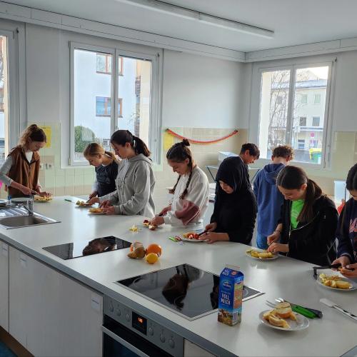 Schülerinnen und Schüler bearbeiten das Projekt "Gesunde Jause"