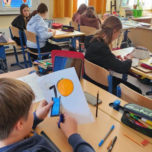 Schülerinnen und Schüler bearbeiten das Projekt "Gesunde Jause"