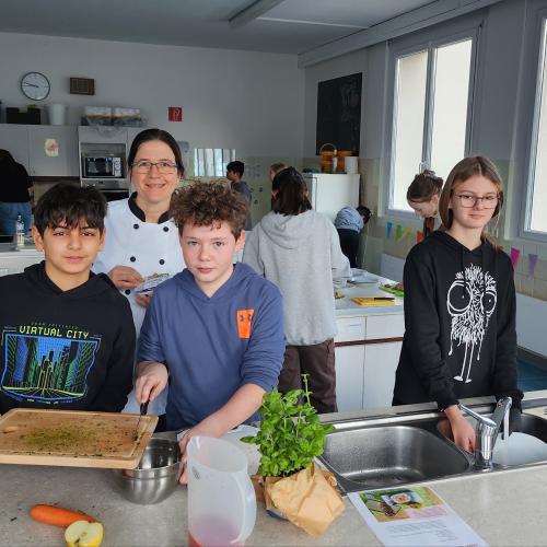 Schülerinnen und Schüler bearbeiten das Projekt "Gesunde Jause"