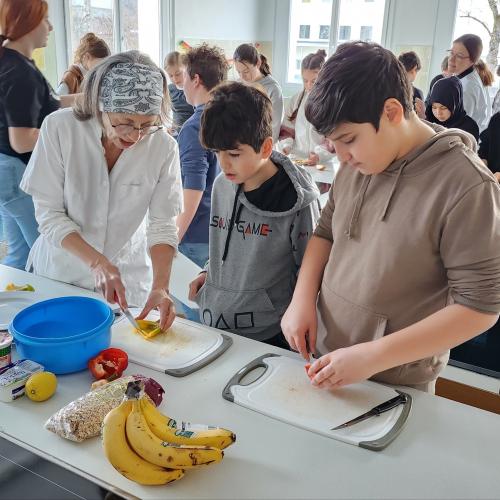 Schülerinnen und Schüler bearbeiten das Projekt "Gesunde Jause"