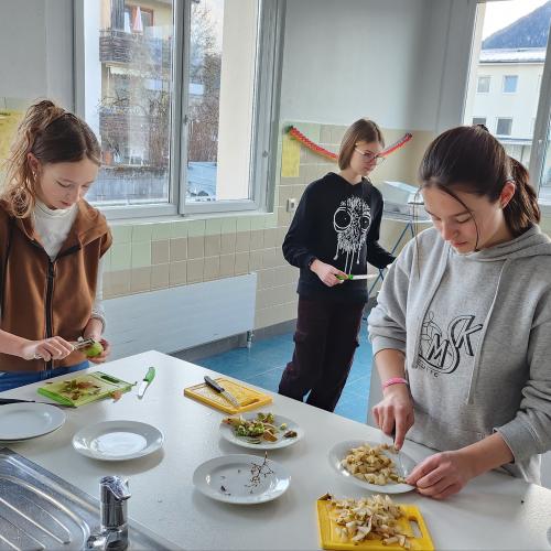 Schülerinnen und Schüler bearbeiten das Projekt "Gesunde Jause"