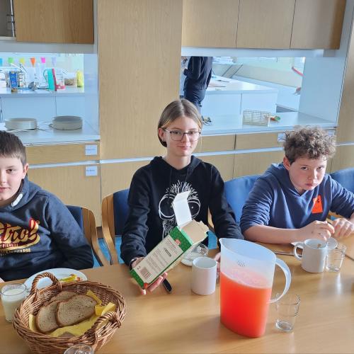 Schülerinnen und Schüler bearbeiten das Projekt "Gesunde Jause"