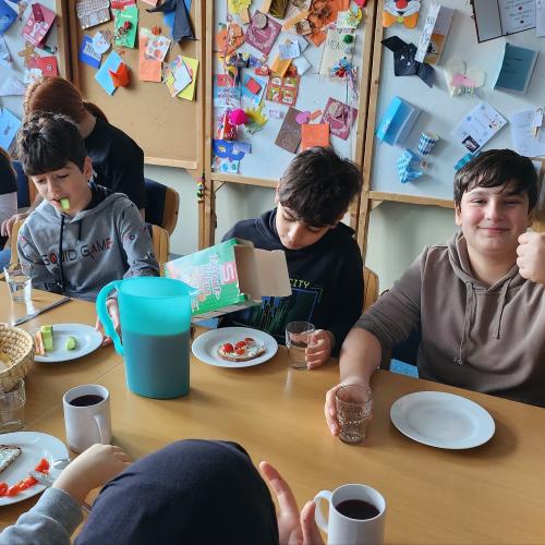 Schülerinnen und Schüler bearbeiten das Projekt "Gesunde Jause"