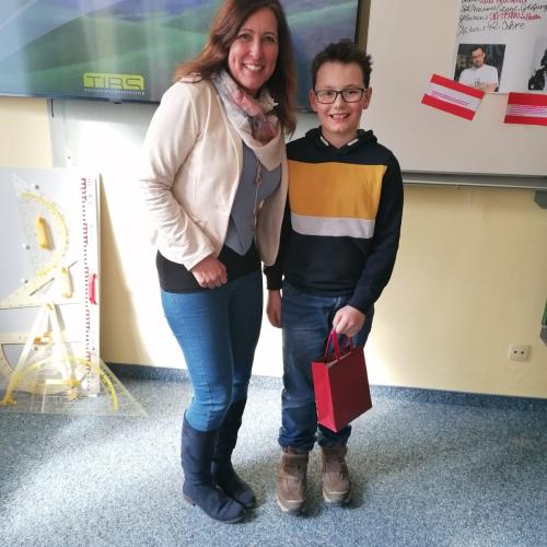 Gruppenfoto des Siegers des Quiz mit der Direktorin. 