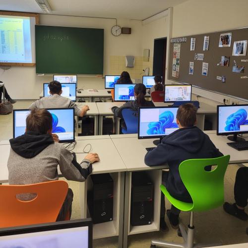 Schüler:innen beim Bearbeiten der ECDL-Aufgaben. 