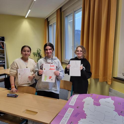 Schülerinnen zeigen ihre Puzzleteile.