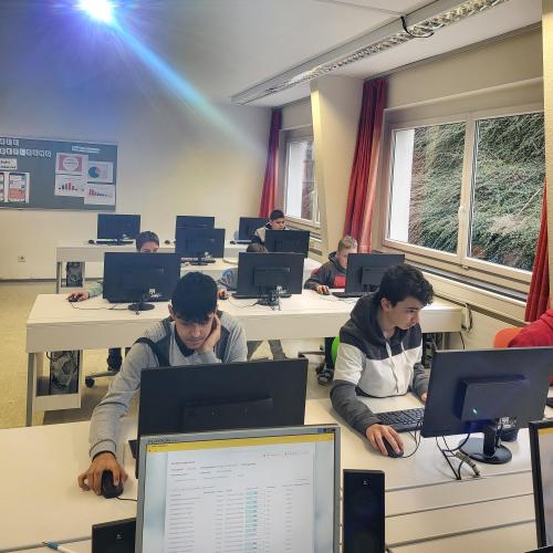 Schüler:innen beim Bearbeiten der Aufgaben im PC-Raum.