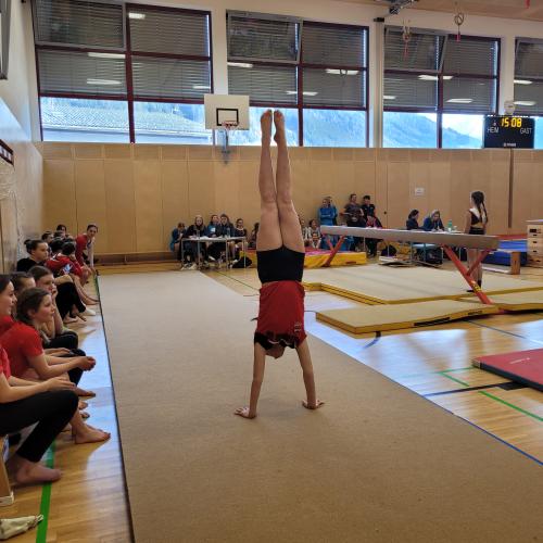 Turnerin turnt einen Handstand am Boden