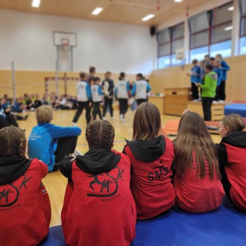 Turnerinnen bei der Siegerehrung