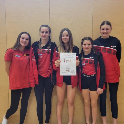 Turnerinnen mit der Urkunde