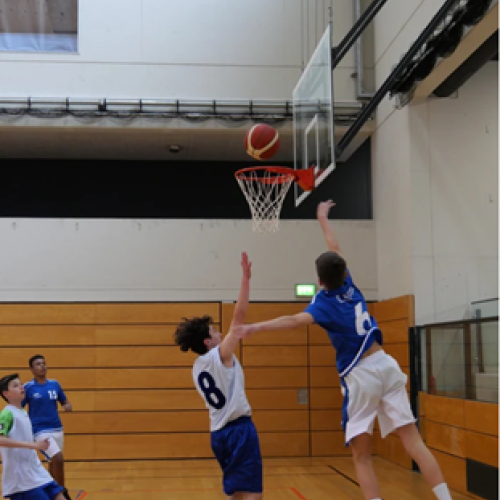 Zwei Schüler beim Versuch einen Korb zu treffen.