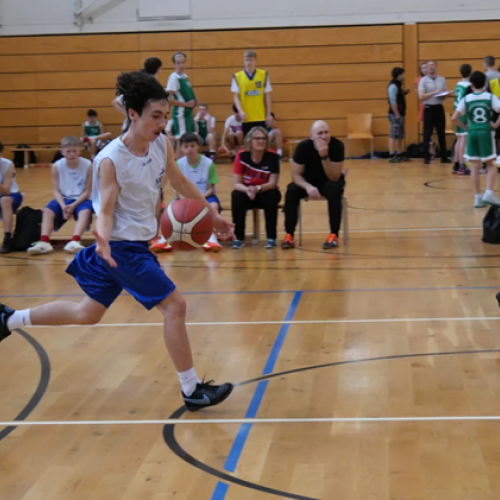 Schüler beim Laufen mit dem Basketball.