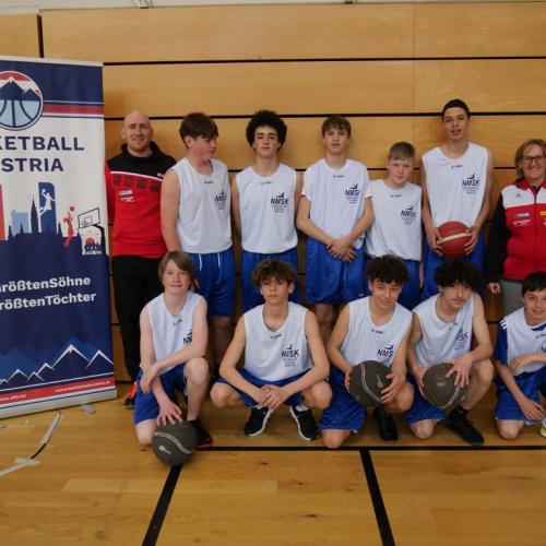 Gruppenfoto mit den Lehrpersonen. 