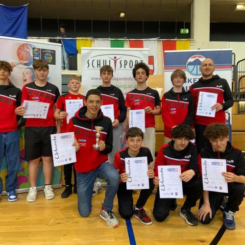 Gruppenfoto der Schüler mit der Urkunde. 