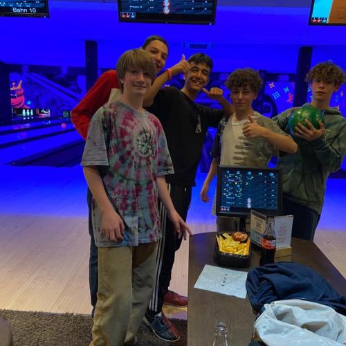 Schüler beim Bowling. 
