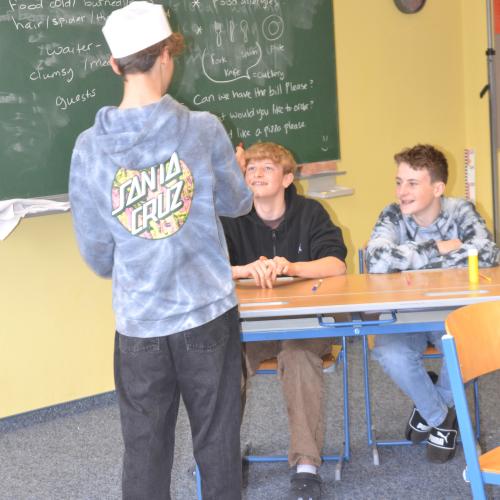 Drei Schüler beim Führen eines Gesprächs.