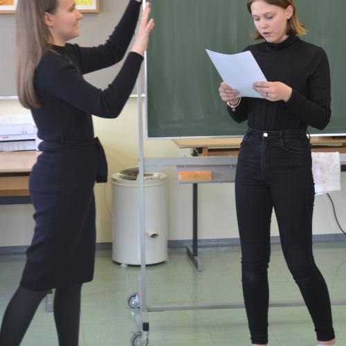 Präsentation von zwei Schülerinnen.