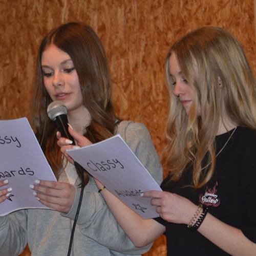 Zwei Schülerinnen lesen einen Text vor. 