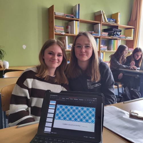 Schülerinnen der 4. Klasse arbeiten an ihrer Präsentation.