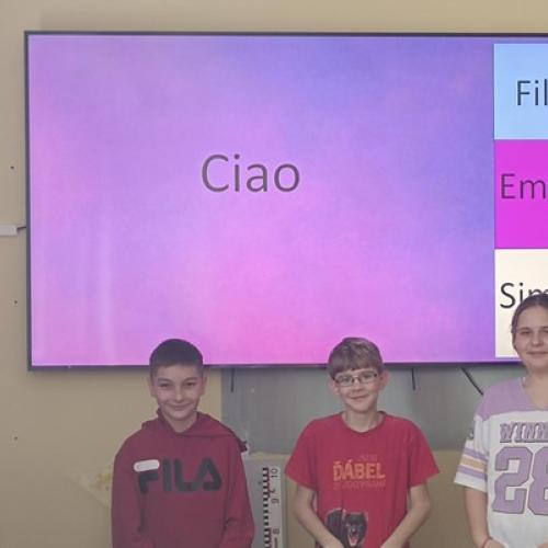 Drei SchülerInnen vor ihrer PowerPoint-Präsentation.