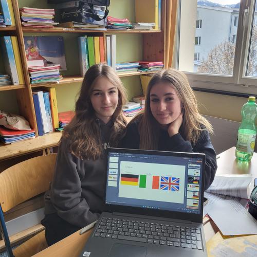 Schülerinnen der 4. Klasse zeigen ihre Präsentationen.