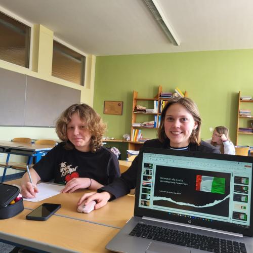 Schülerinnen der 4. Klasse zeigen ihre Präsentation.