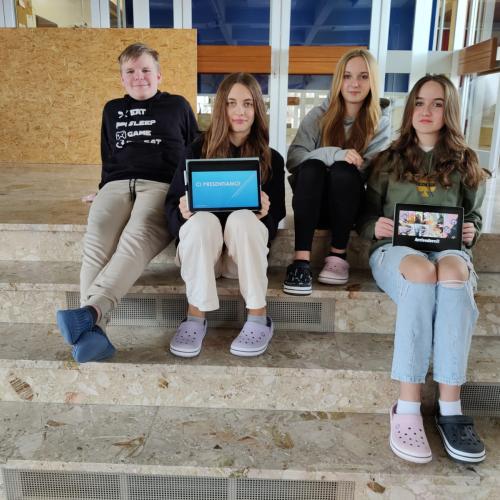 SchülerInnen der 3. Klasse zeigen ihre Präsentationen.