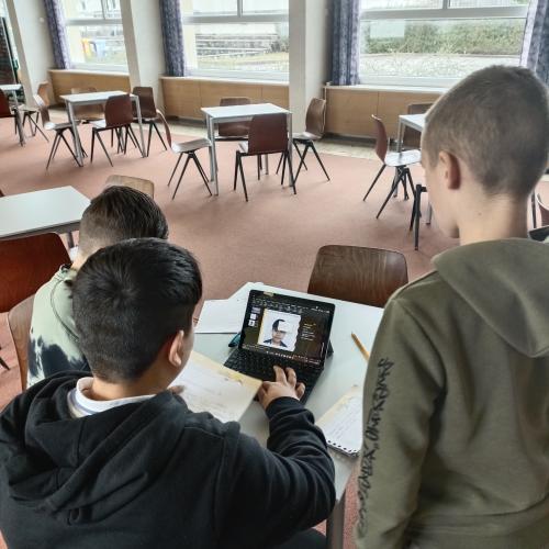 Schüler der 2. Klasse arbeiten an ihrer Präsentation.