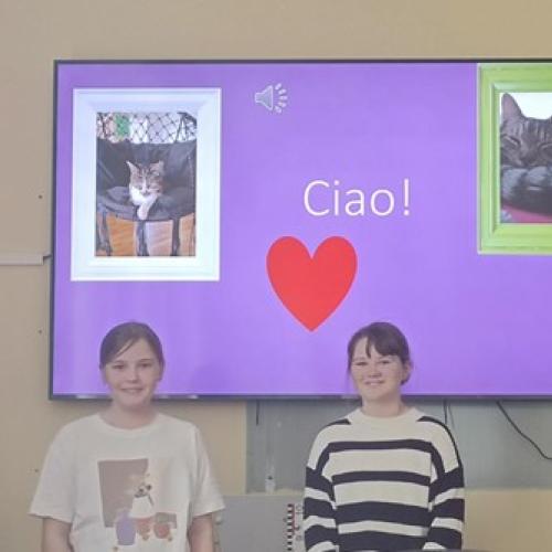 Zwei Schülerinnen vor ihrer PowerPoint Präsentation.