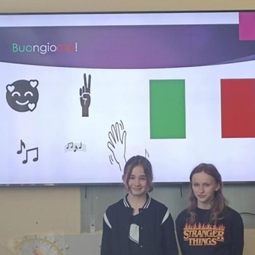 Zwei Schülerinnen vor ihrer PowerPoint Präsentation.