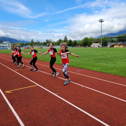 Schülerinnen beim Aufwärmen