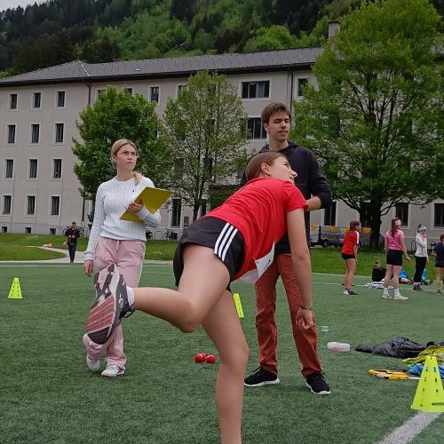 Schülerin beim Schlagball 