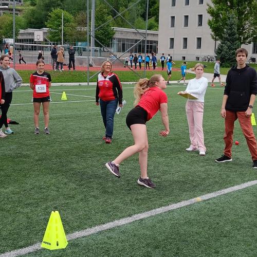 Schülerin beim Schlagball