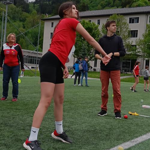 Schülerin beim Schlagball