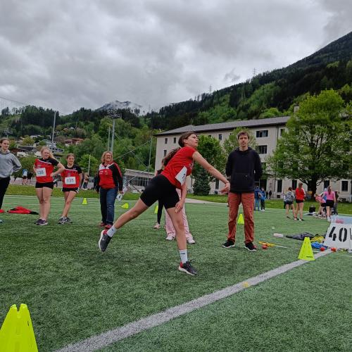 Schülerin beim Schlagball