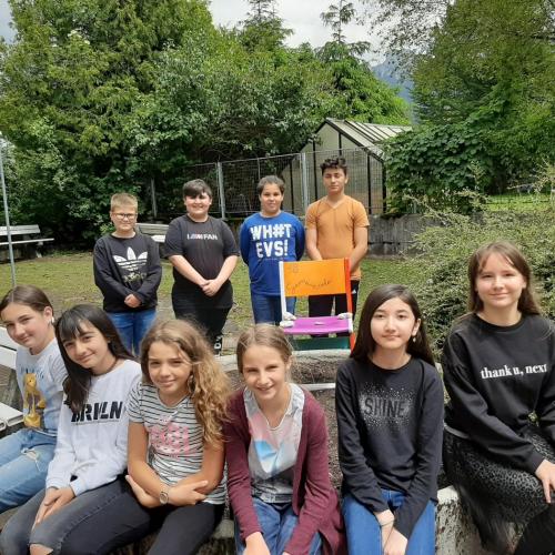 Schüler:innen vor dem Kräutergarten