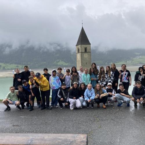 Klassenfoto am Reschensee. Im Hintergrund sieht man die Kirche im See.