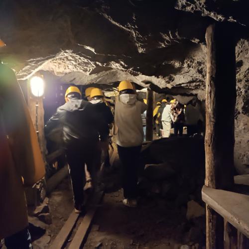 Schüler:innen in den engen Gängen des Bergwerks.