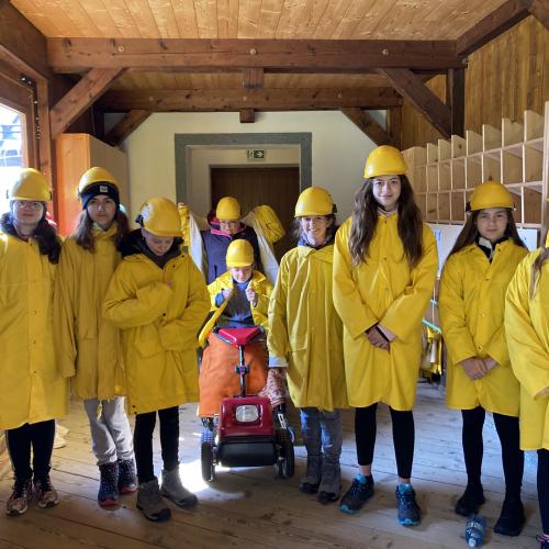 Besuch des Bergwerks Ridnaun. SchülerInnen tragen einen Helm und einen gelben Mantel.