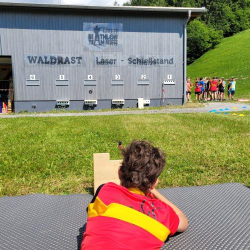 Schüler beim Schuss am Schießstand