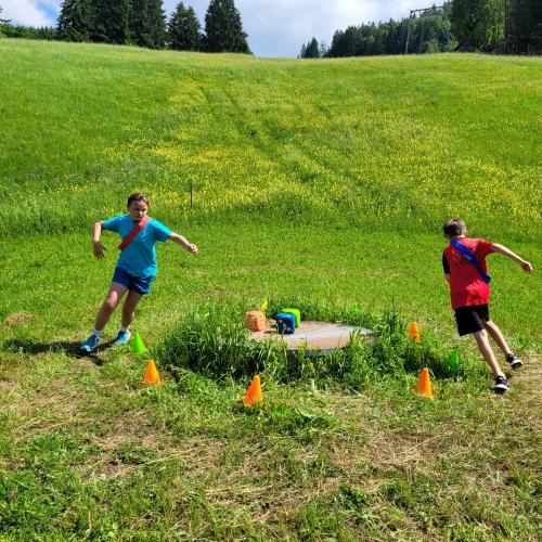 Zwei Schüler beim Laufen