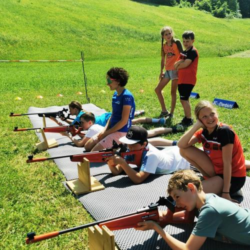 Schüler und Schülerinnen während dem Schuss mit dem Lasergewehr
