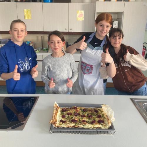 Schüler sind über den gelungenen Hauptgang erfreut. 