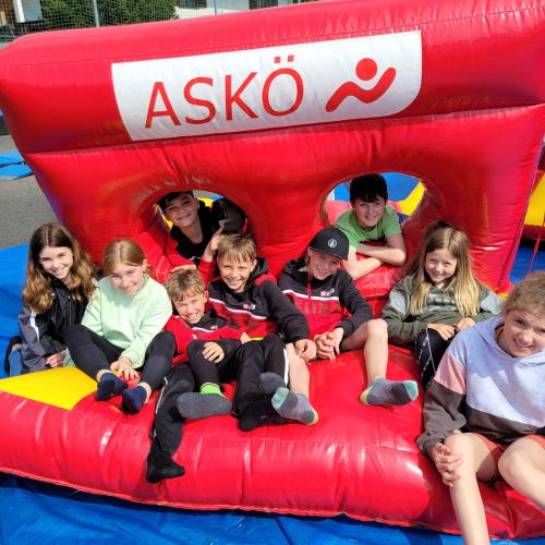 Schüler und Schülerinnen aus der 1a Klasse in der Hüpfburg