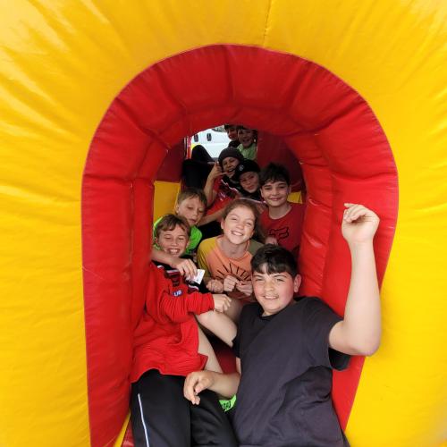 Mehrere Schüler und Schülerinnen in der Hüpfburg