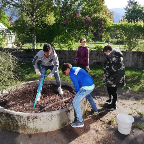 Schüler:innen beim Kräutergarten