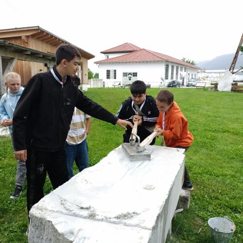 Schüler bearbeiten den Laaser Marmor.