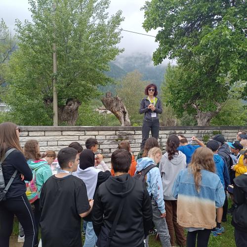 Schüler:innen lauschen der Führung in Laas.