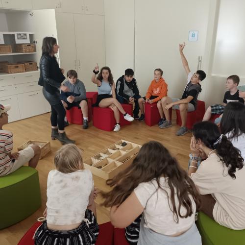 Schüler:innen im Archäologischen Museum Bozen.